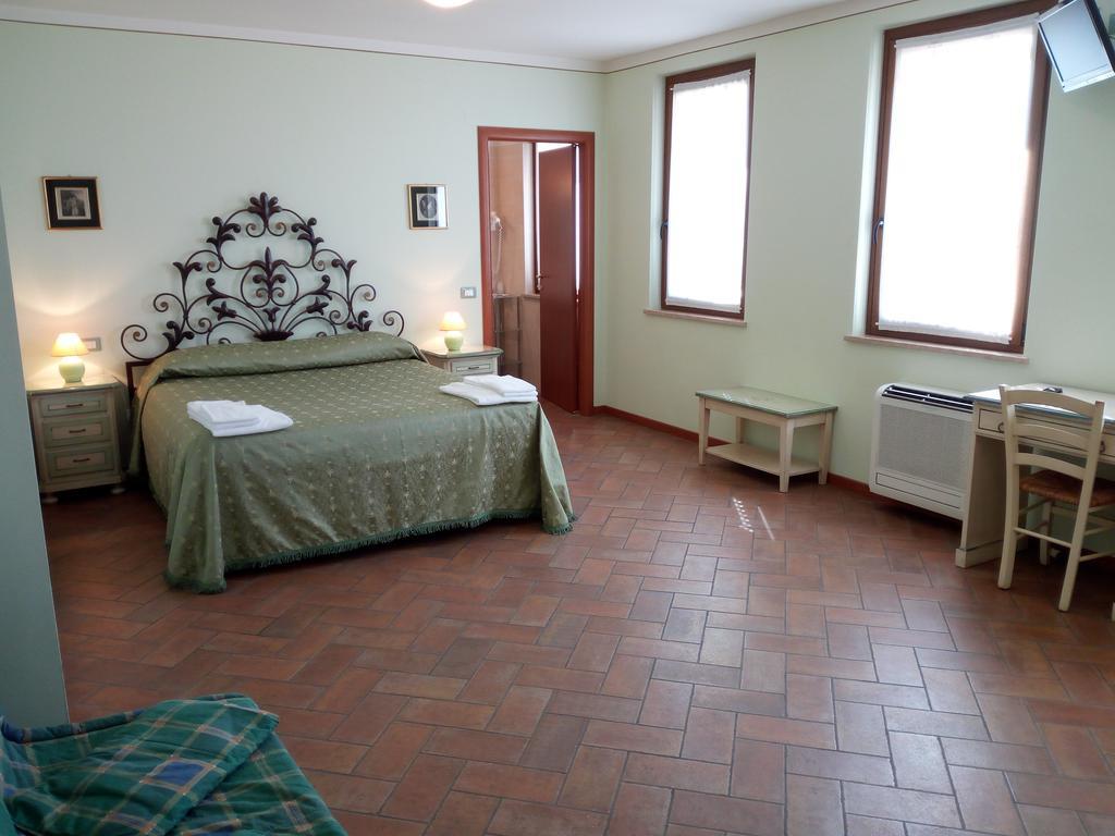 Gasthaus Bb Mambrotta San Martino Buon Albergo Exterior foto